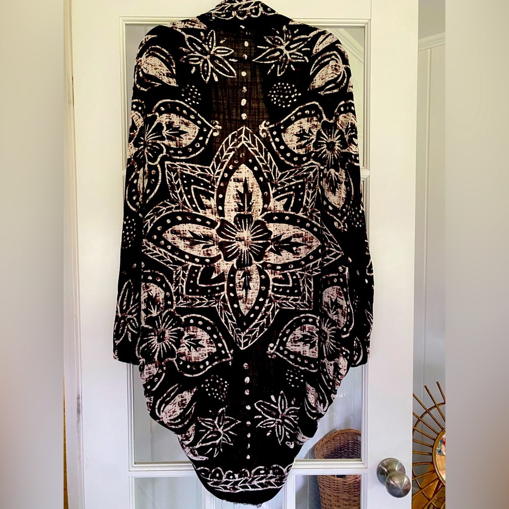 Amuse Society coverup/kimono O/S Black and white